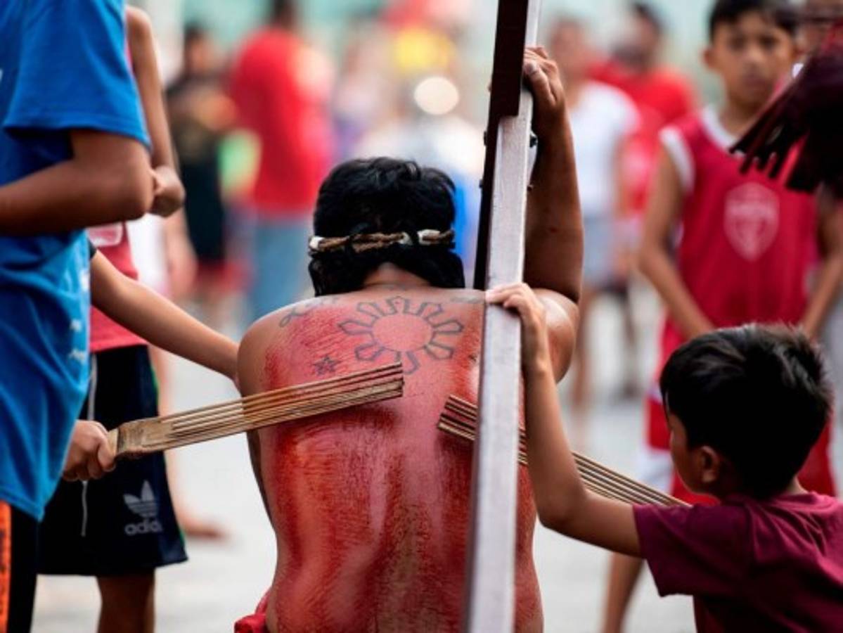 Los actos de autoflagelación y las crucifixiones se repiten cada año en este país mayoritariamente católico, donde algunos creyentes se sienten orgullosos de ponerse en la piel de Jesucristo.