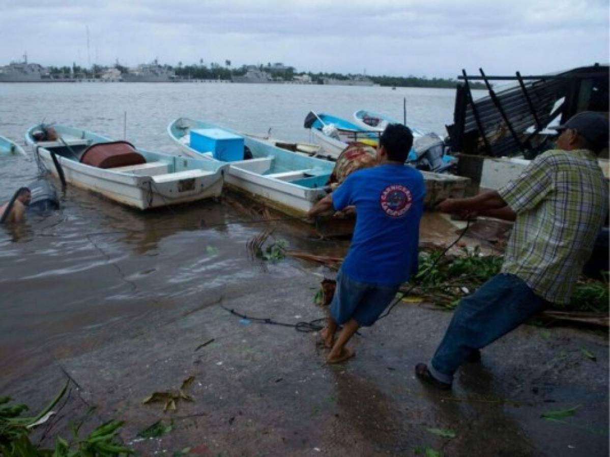 Rick se debilita tras tocar tierra en México con categoría dos