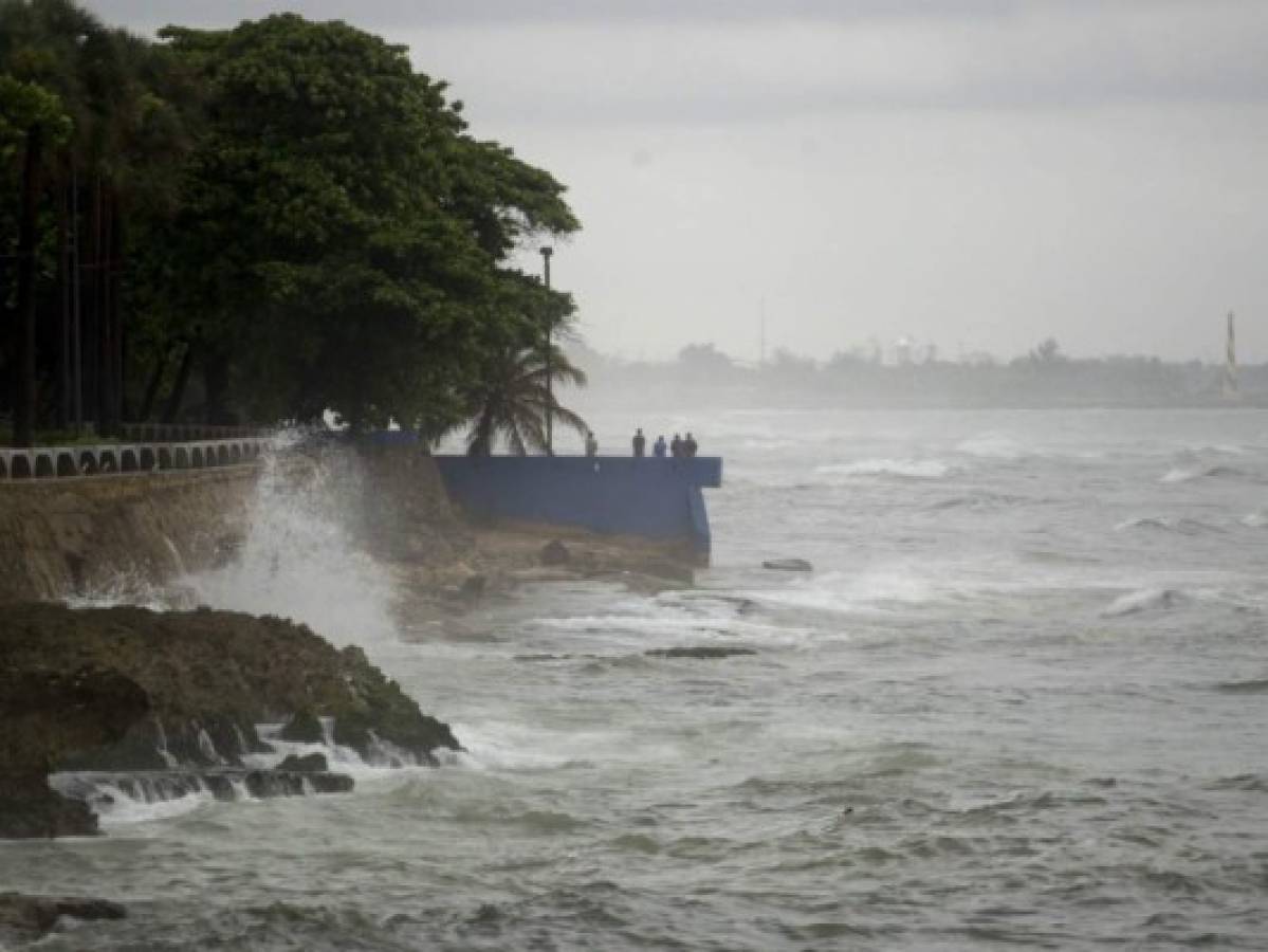 Fuertes lluvias y vientos de 285 km por hora se registraban este jueves en República Dominicana ante el paso del huracán Irma, obligando a unas 5.000 personas a desplazarse hacia sitios seguros, informaron las autoridades. Foto AFP
