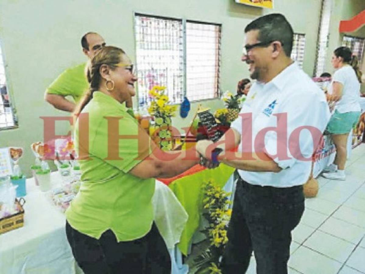 Entregan más de 100 permisos sanitarios a emprendedores de La Ceiba