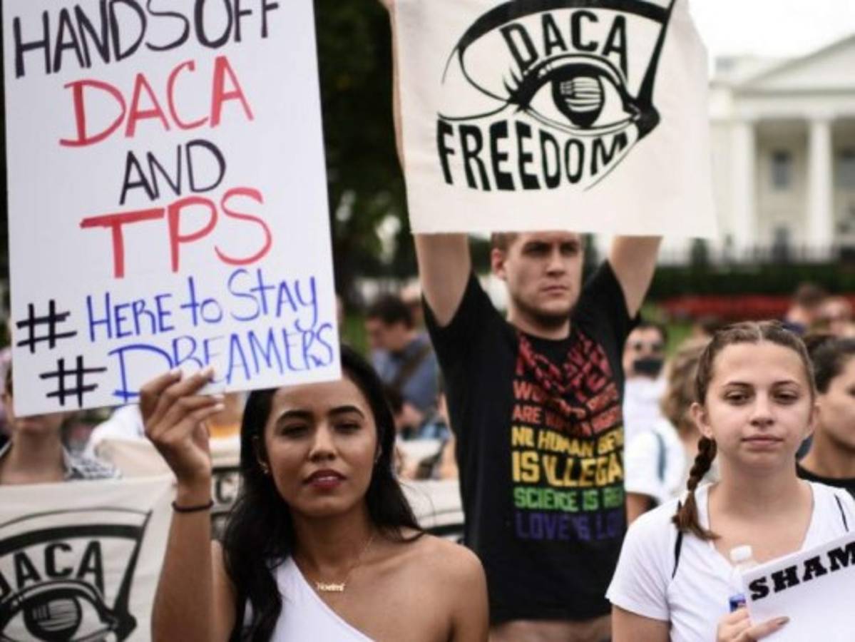Estados Unidos ordenó aceptar renovaciones de DACA atrasadas por fallo postal  