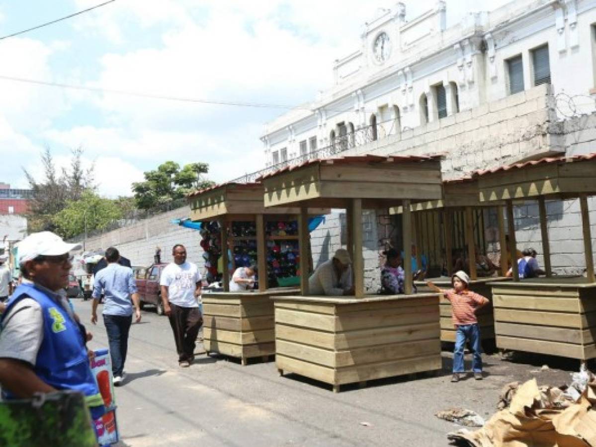 Vendedores de la capital de Honduras reciben puestos de madera