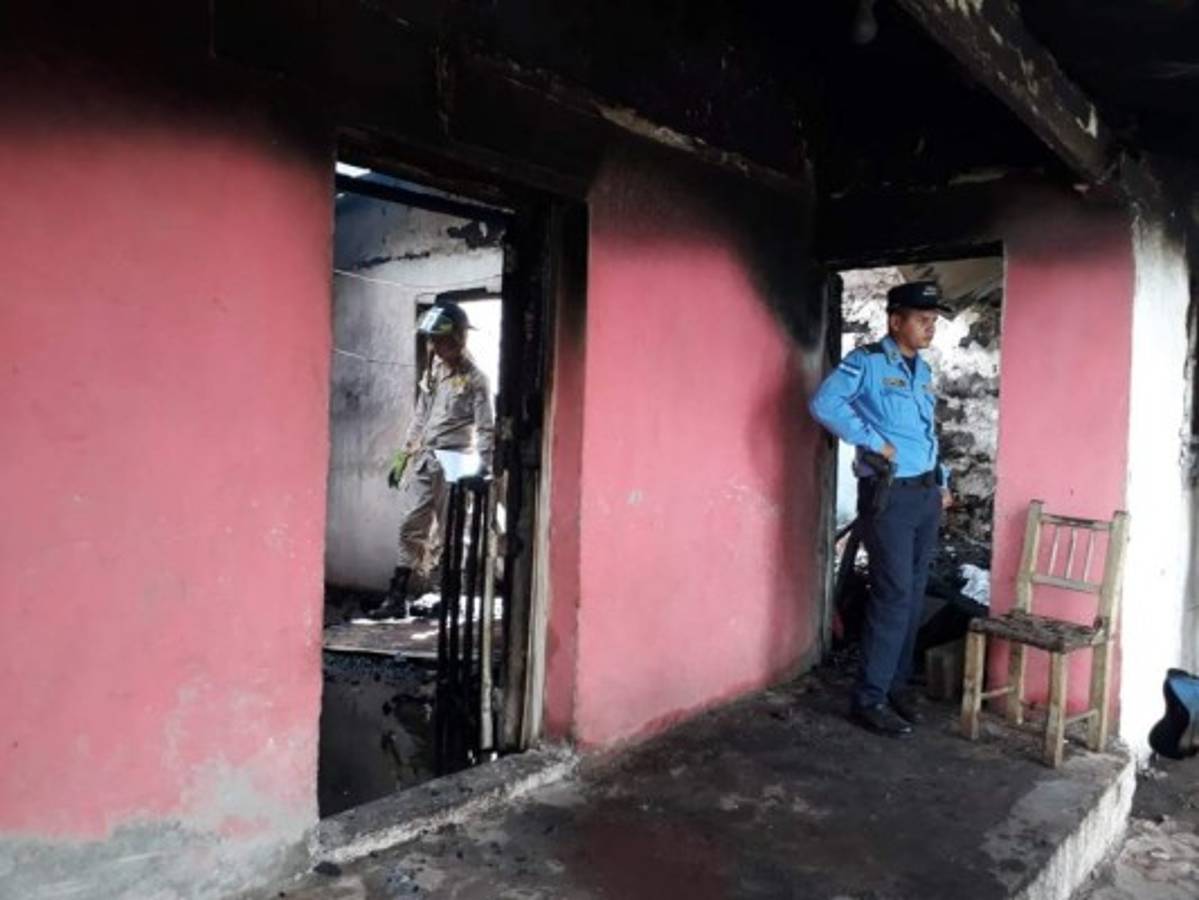 Miembros de la Policía Nacional de Honduras llegaron a realizar el levantamiento del cadáver.