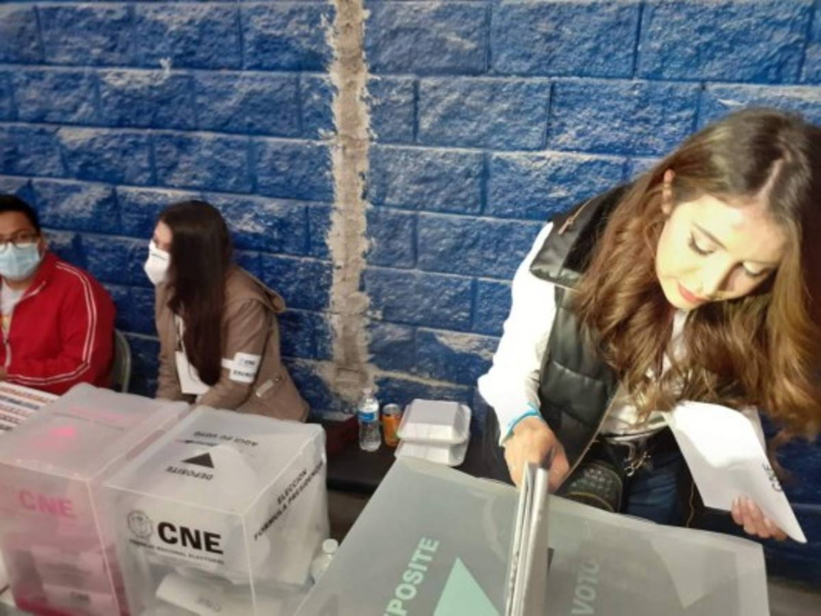 Iroshka Elvir vota en la Villa Olímpica de la capital