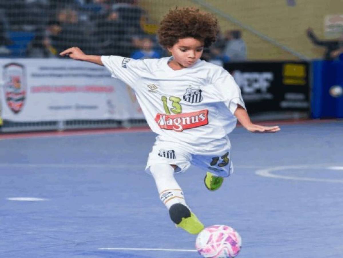Futbolista de 8 años, el brasileño más joven en firmar contrato con famosa marca