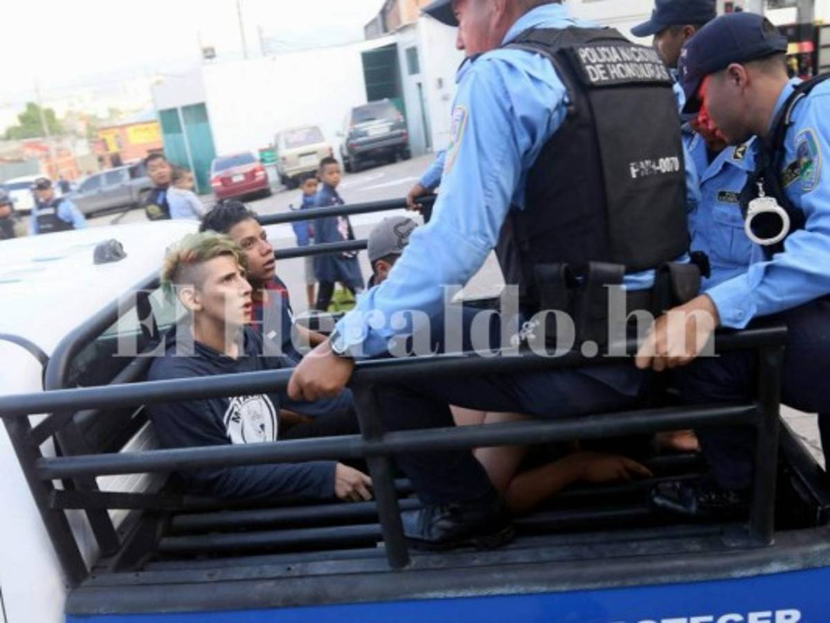 Heridos y detenidos deja enfrentamiento de barras en el clásico Olimpia vs Motagua en el Nacional de Tegucigalpa