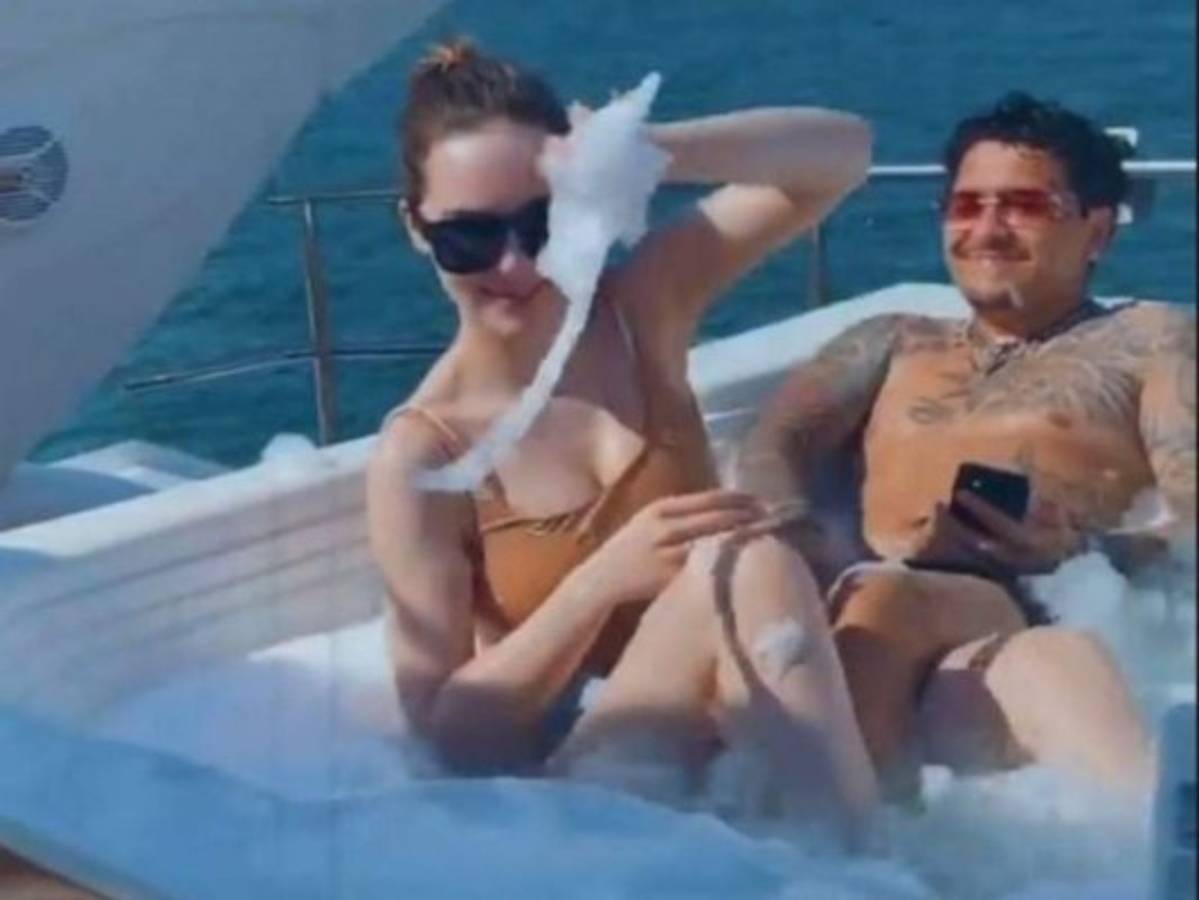 Christian Nodal y Belinda reciben el 2022 con romántico viaje por Colombia