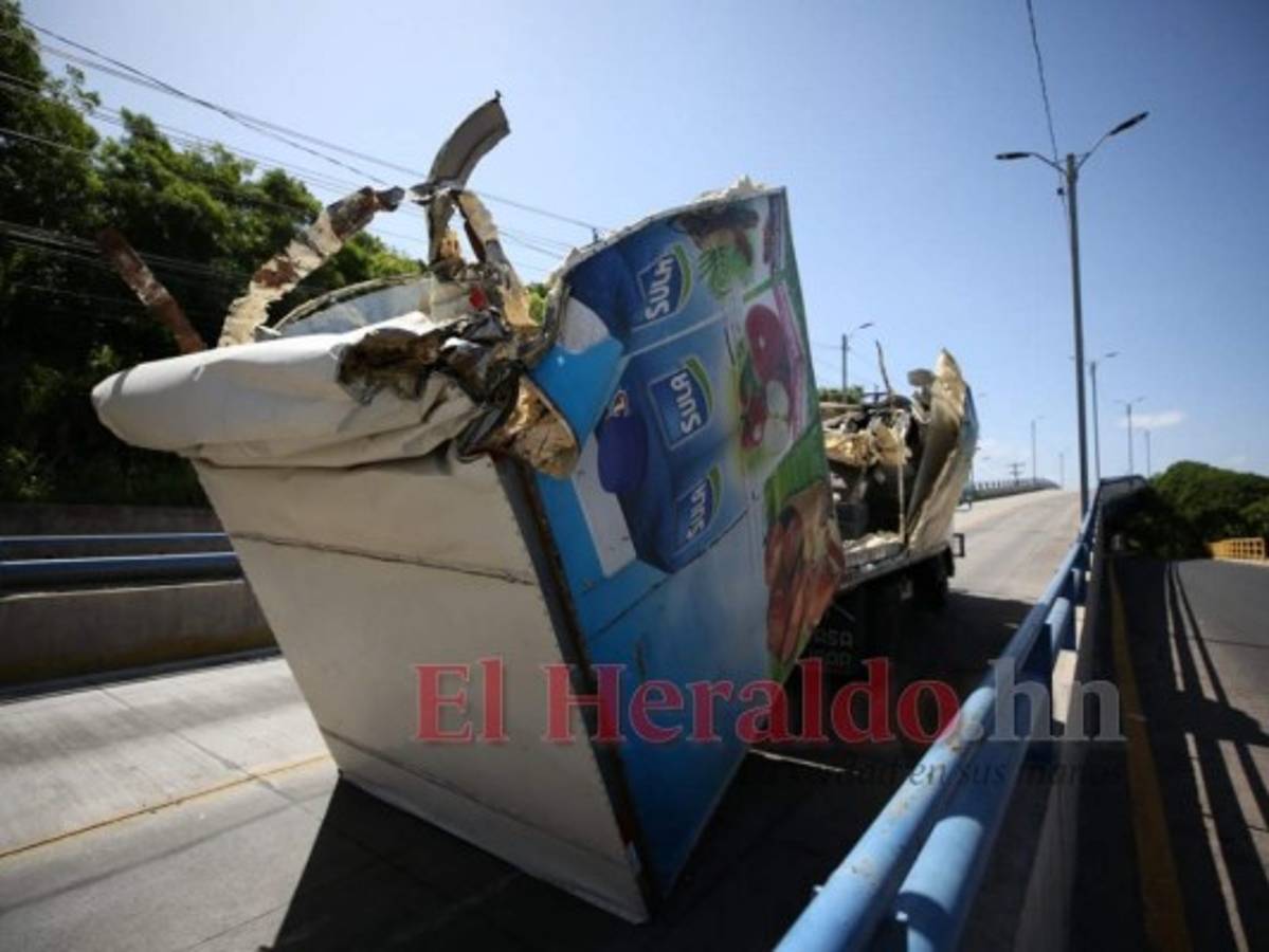 La parte trasera del pesado vehículo quedó inservible. Foto David Romero| EL HERALDO