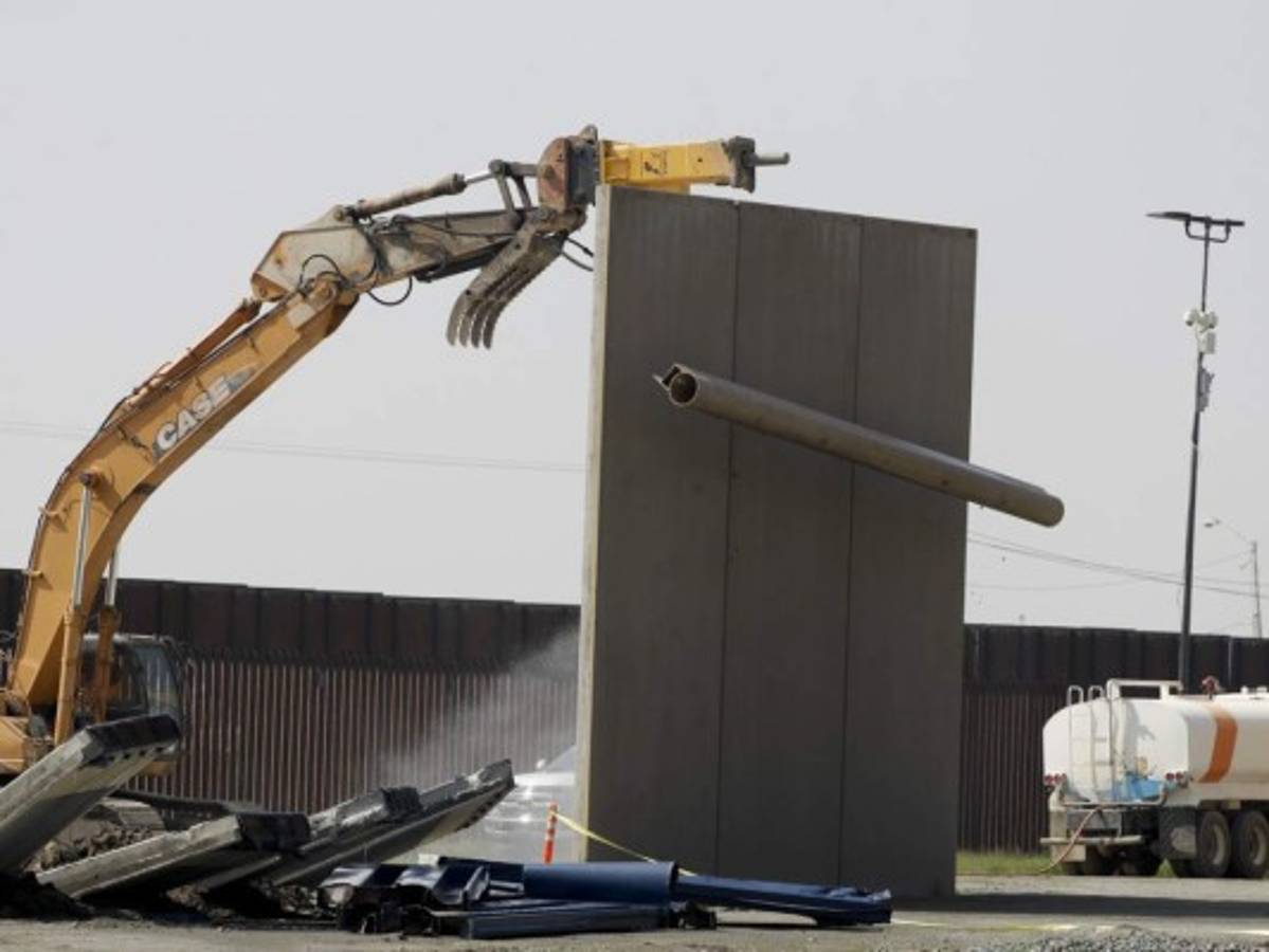 Estados Unidos comienza a demoler prototipos del muro fronterizo