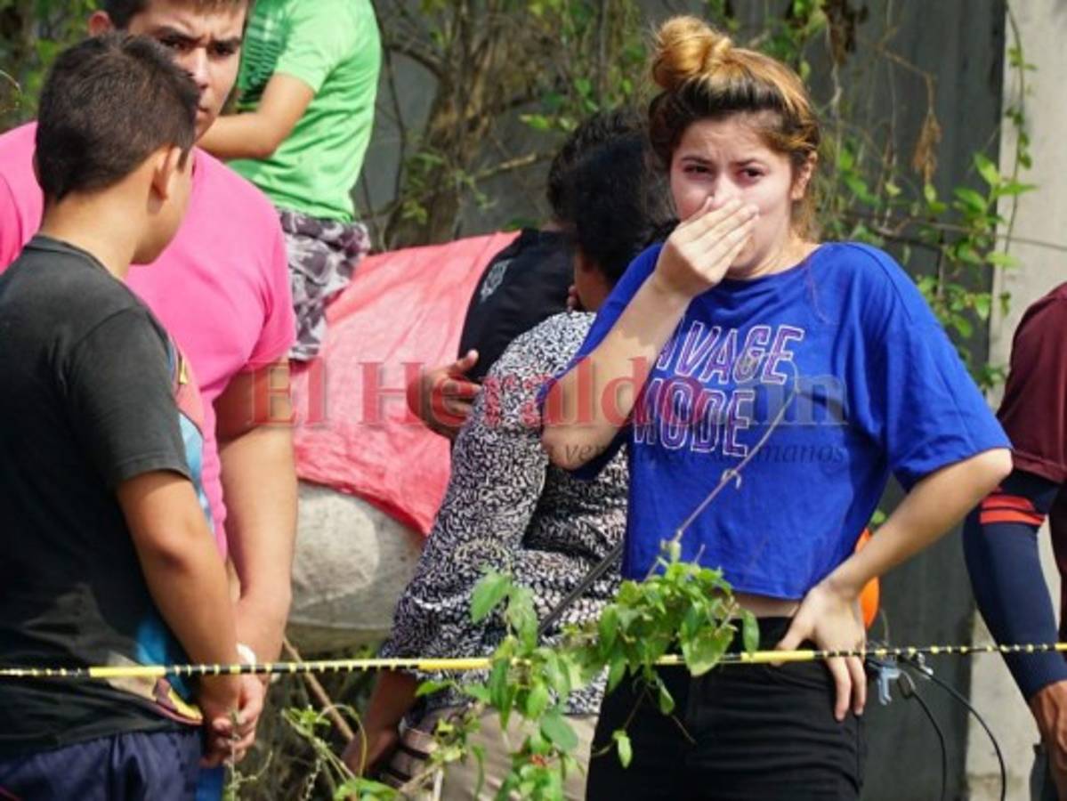 Familiares de Meyli Lilieth Barahona Fúnez en la escena del crimen. Foto Grupo OPSA