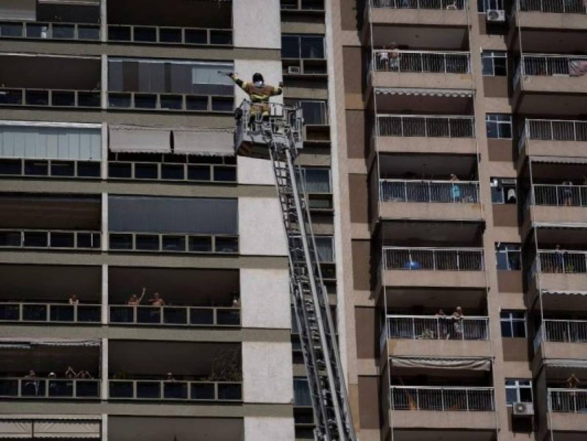 Los bomberos de Río figuraron prominentemente en la campaña del gobierno estatal para convencer a la gente de la necesidad de que se quede en su casa para combatir la propagación del virus. Foto: AP