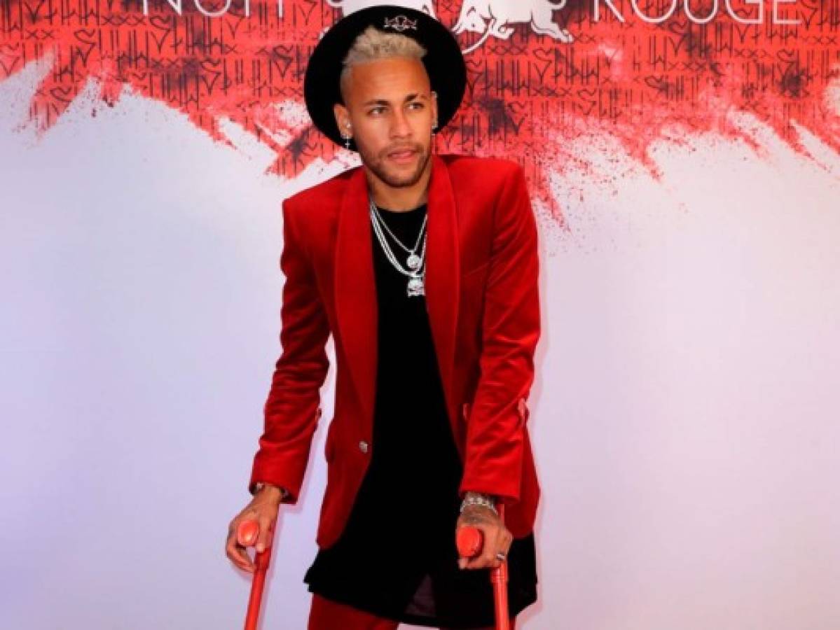 Neymar festeja su cumpleaños con muletas y una 'Noche Roja'