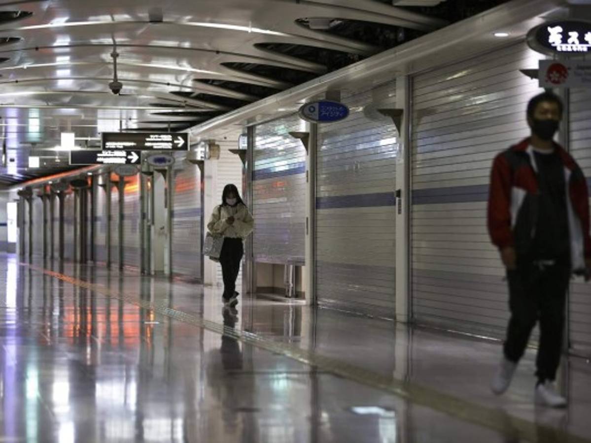 Japón cierra grandes almacenes, bares y teatros por COVID-19