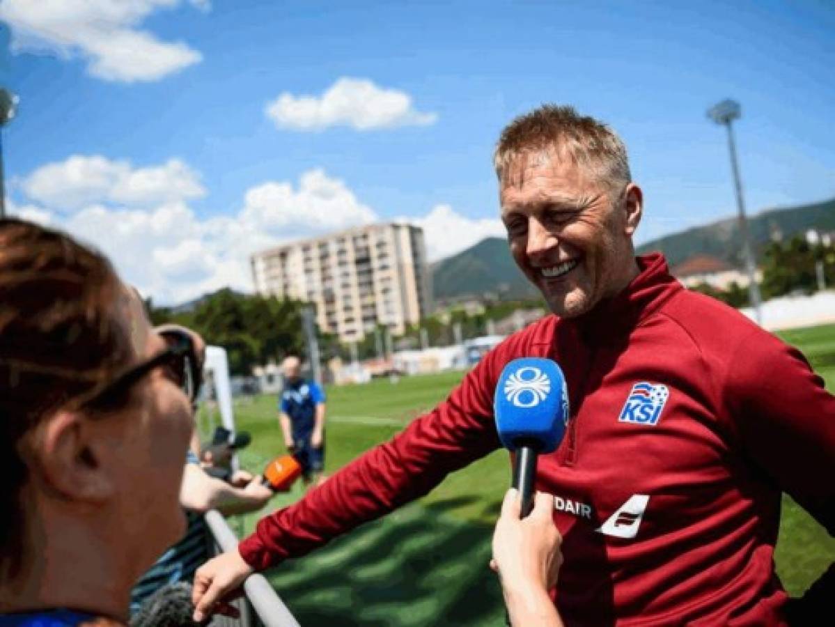 El seleccionador islandés olvida su maleta y retrasa a su equipo