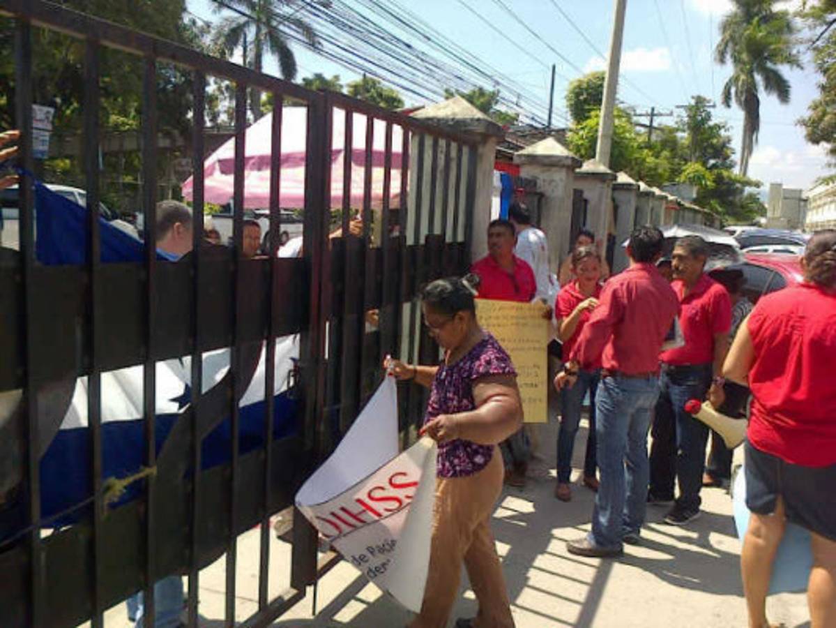 San Pedro Sula: Pacientes cierran los portones del Seguro