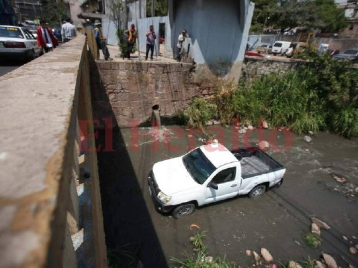 Vehículo cae en el Río Chiquito de la capital de Honduras