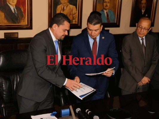 Junta Proponente entrega nómina a la Secretaría del Congreso Nacional