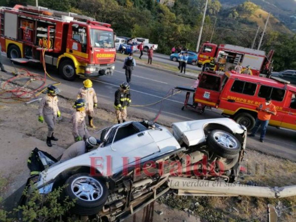 Momento en que los bomberos luchaban por rescatar al hombre atrapado.