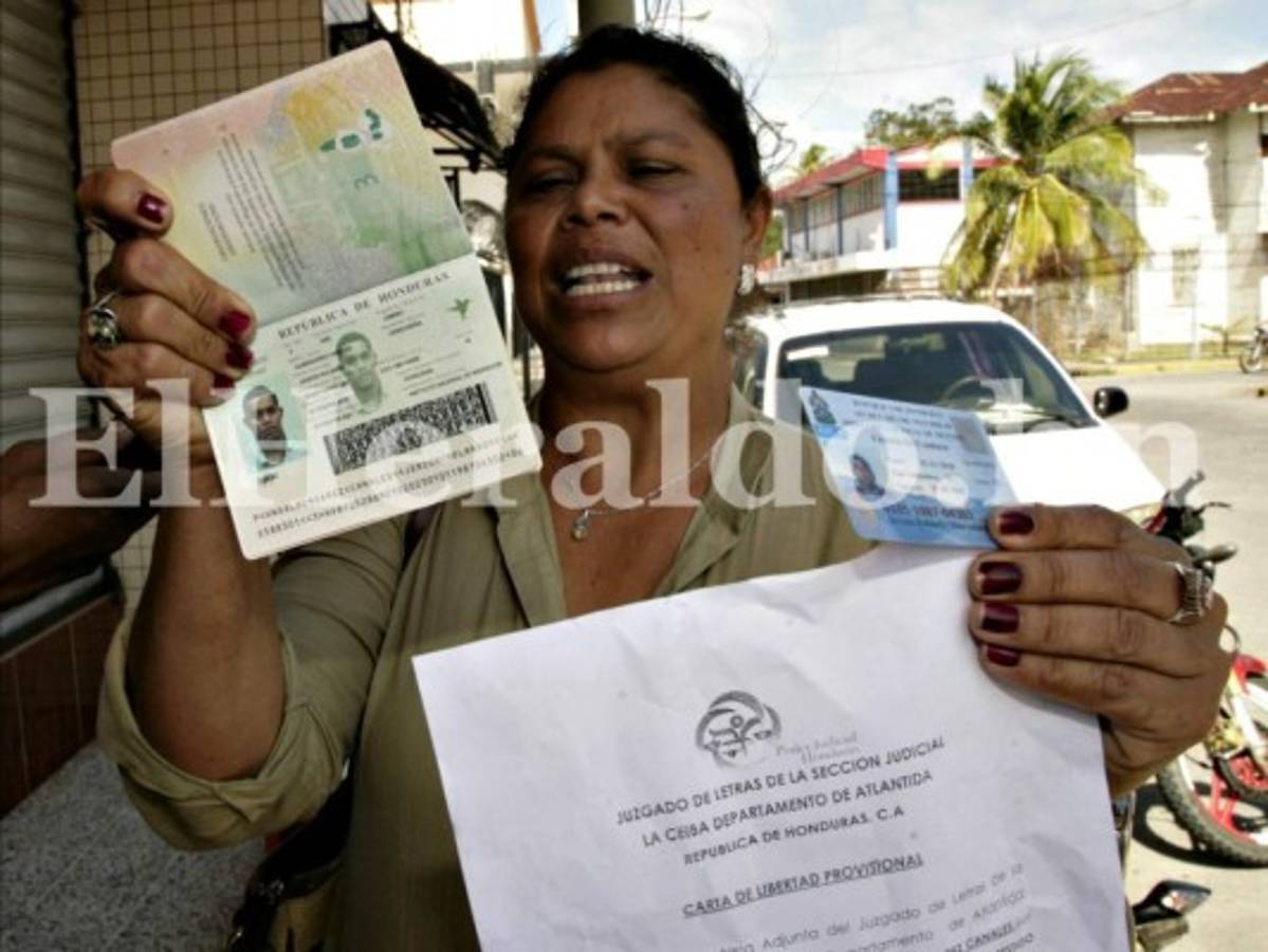 Iris Nohemy Almendárez Canales, madre del árbitro Gerson Almendárez acusado de extorsión, se presentó ante las autoridades para demostrar la inocencia de su hijo (Fotos: EL HERALDO Honduras / Noticias EL HERALDO / Sucesos de Honduras )