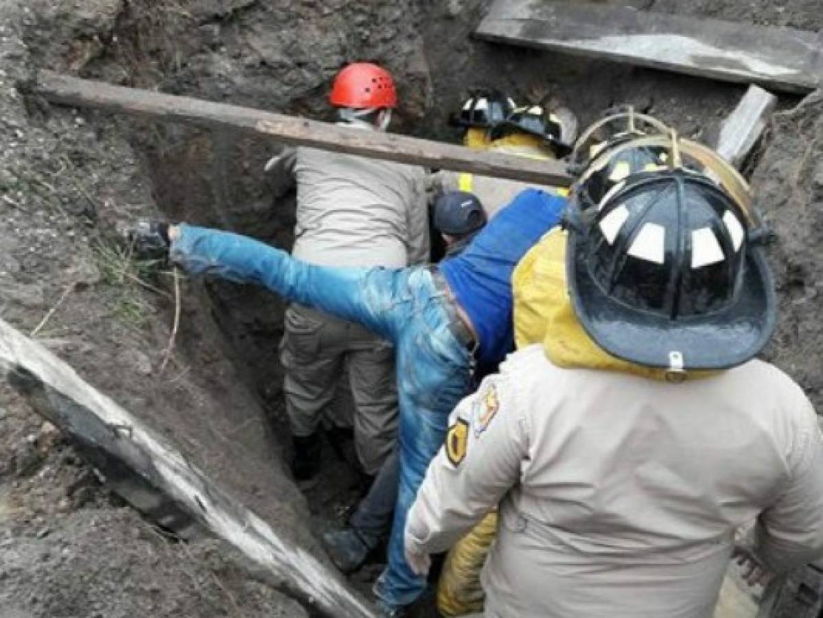 Realizan peligroso rescate de obrero soterrado en Santa Rosa de Copán  