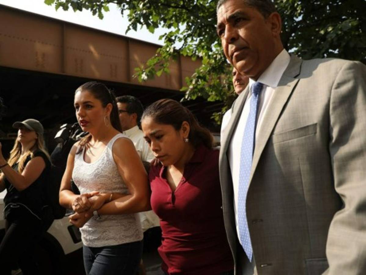 Guatemalteca se reúne con sus hijos 45 días después de ser separados en la frontera de EEUU