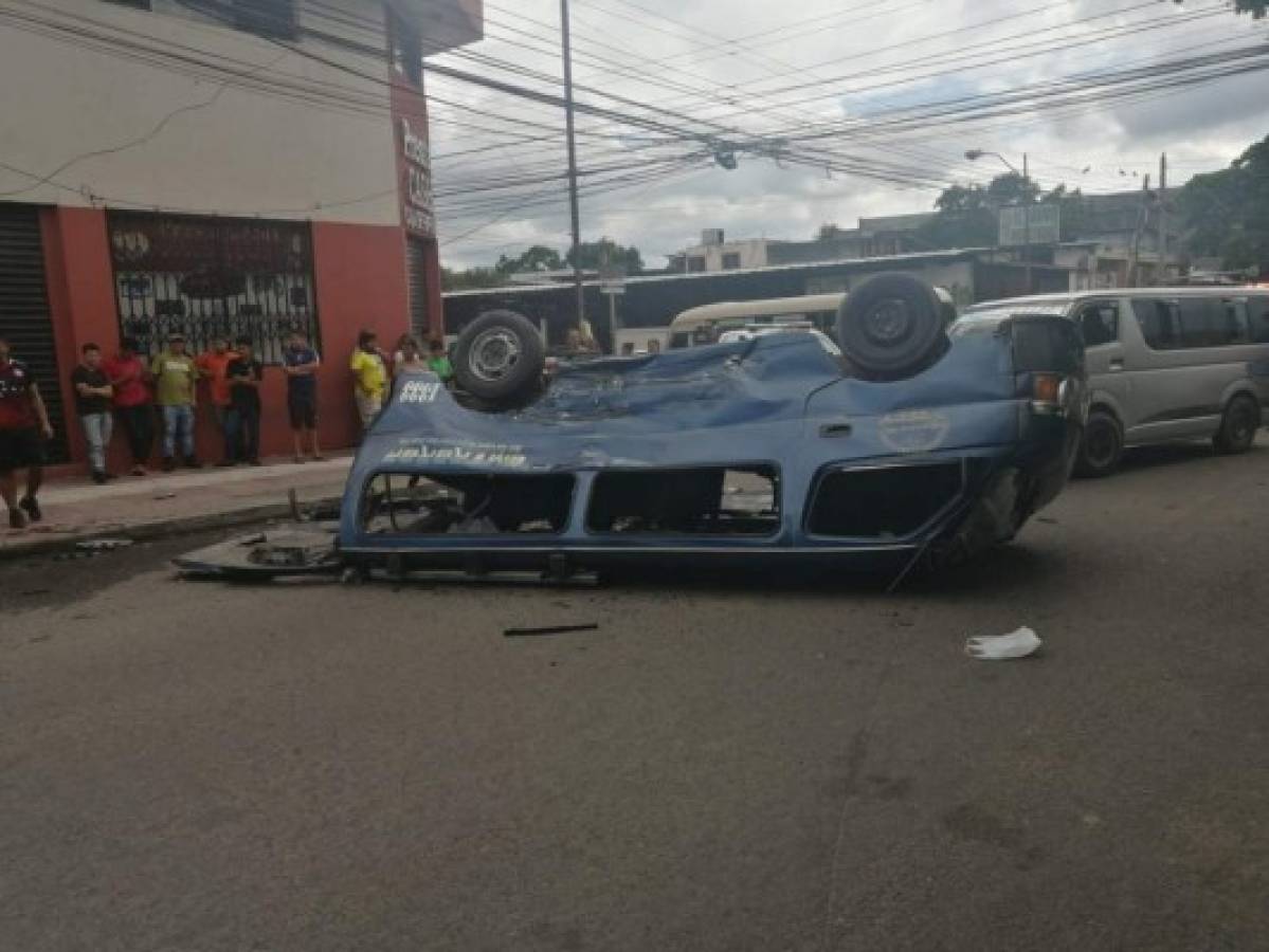 Varios heridos tras aparatoso accidente entre dos busitos en San Pedro Sula