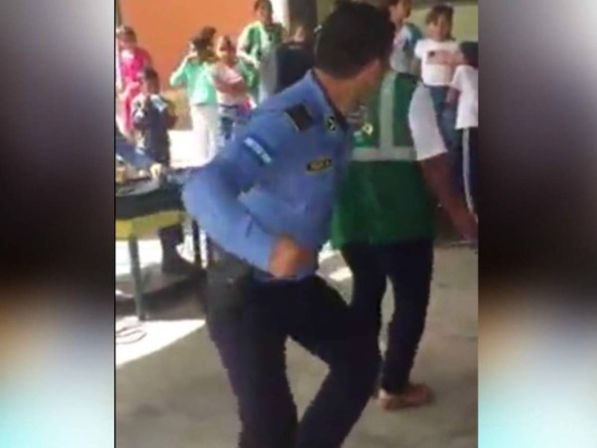 El miembro de la Policía Nacional bailó al ritmo de sopa de caracol en la escuela.