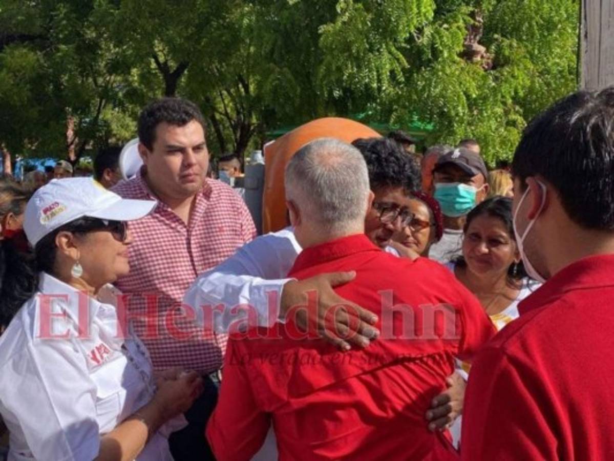 Yani Rosenthal acompaña a Quintín Soriano a votar en Choluteca