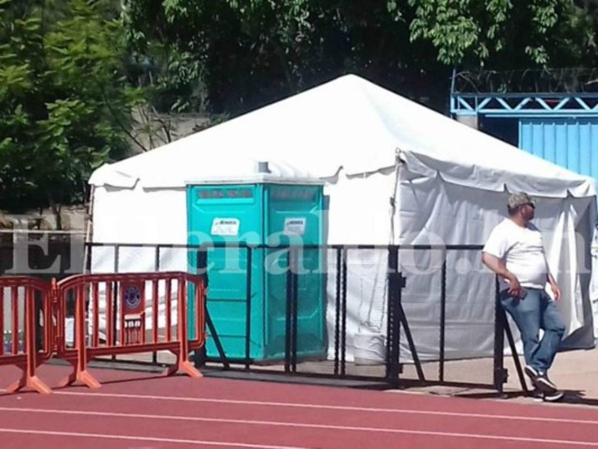 La espera por Ronaldinho se alargó en el estadio Olímpico del Complejo Deportivo José Simón Azcona de la capital