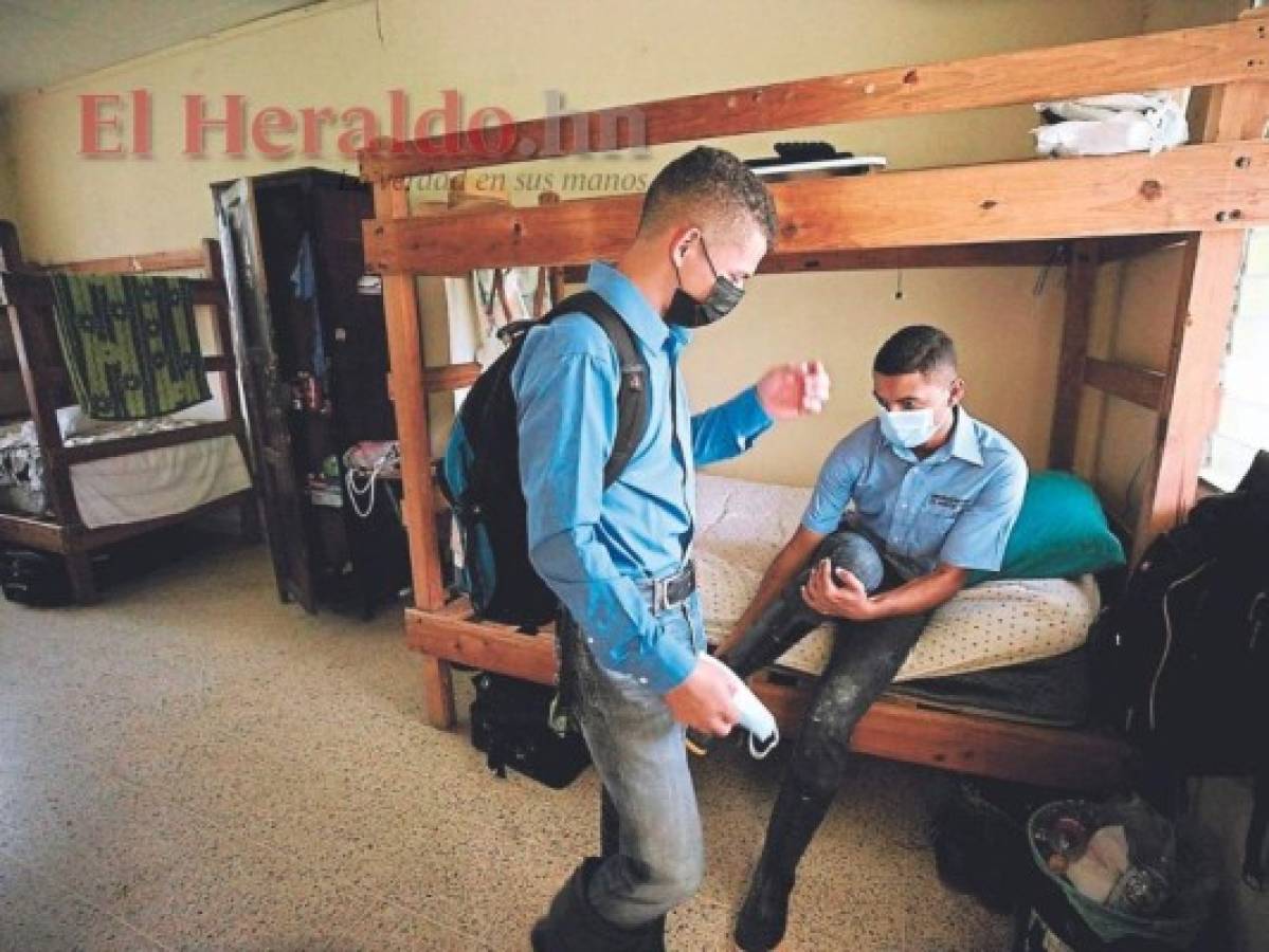 En las habitaciones solo pueden estar dos estudiantes, les ordenó Sinager. Foto: Emilio Flores | EL HERALDO