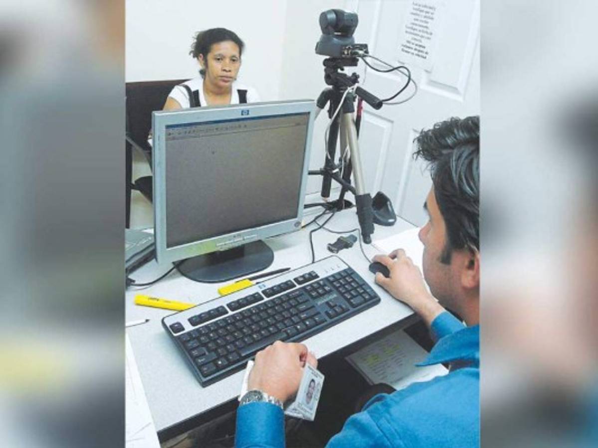 Inicia capacitación para emitir la matrícula consular