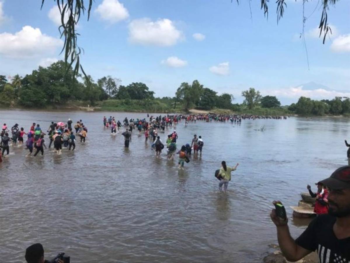Violencia, desempleo y no pagar 'coyote', entre los factores que marcaron el éxodo de la gran caravana migrante