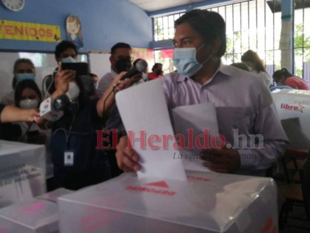 Un entusiasta Wilfredo Méndez acude a votar en Tegucigalpa (Fotos)
