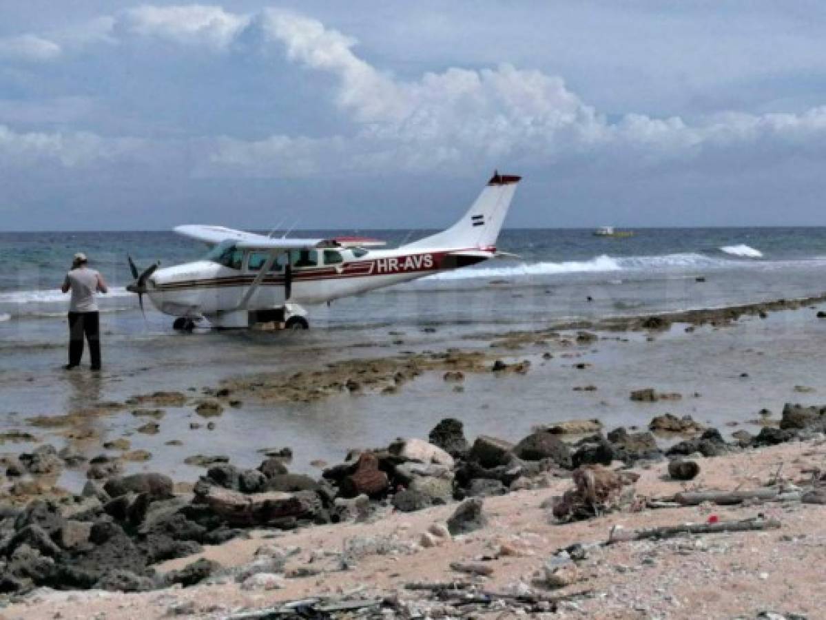 Heroico: Piloto logra aterrizaje de emergencia con avioneta sobre playa de Utila