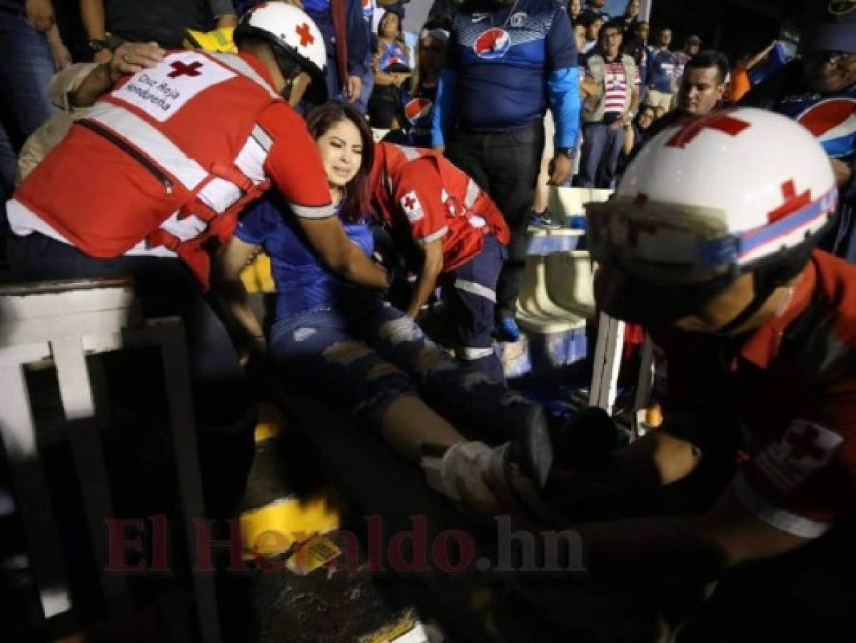 Margarita Lara lloraba a causa del dolor. (Fotos: David Romero / EL HERALDO)
