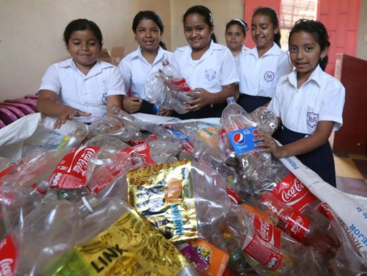 Centros escolares se preparan para la venta de plástico en la capital