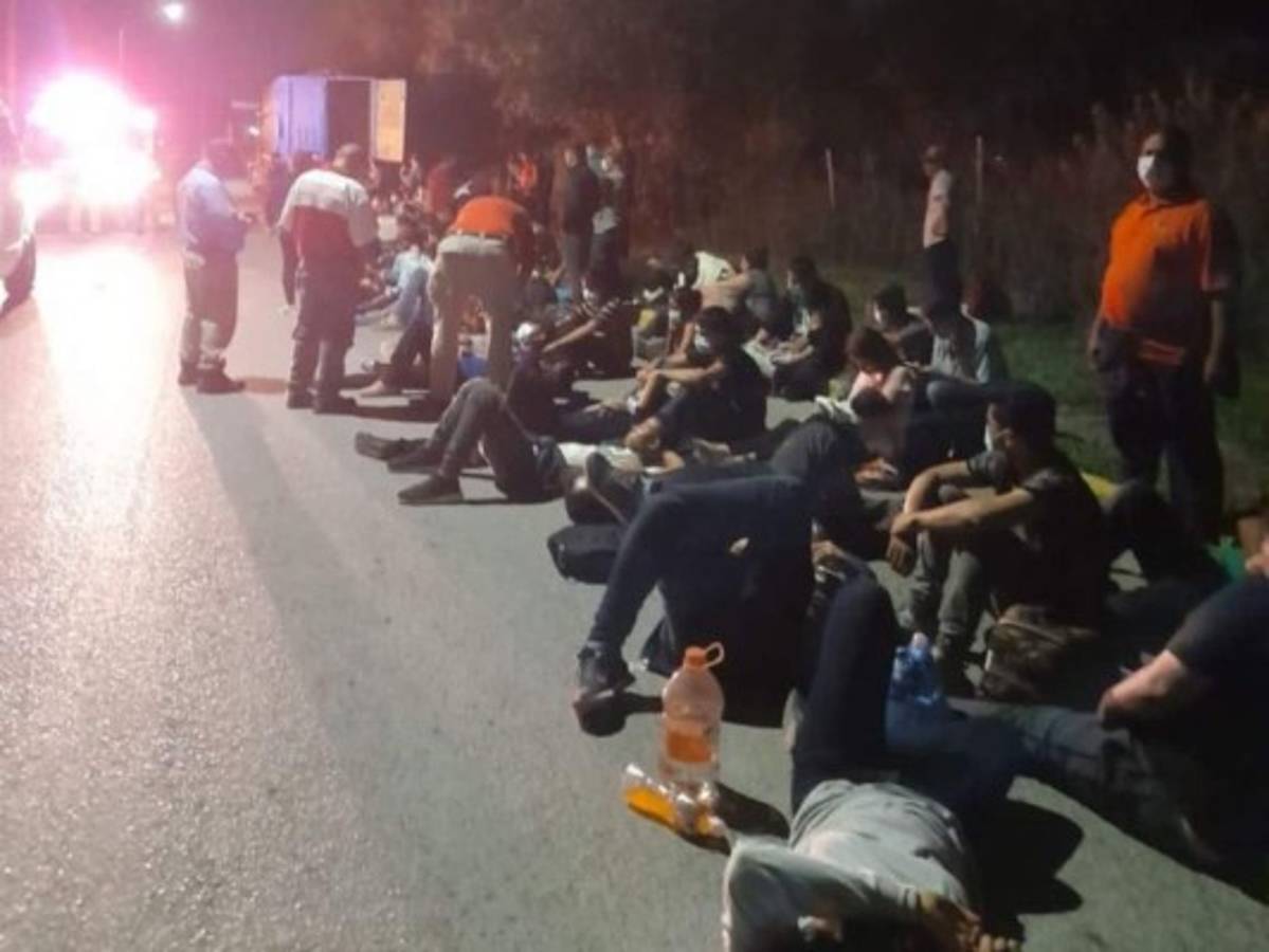 Rescatan a migrantes hondureños dejados dentro de un tráiler en México