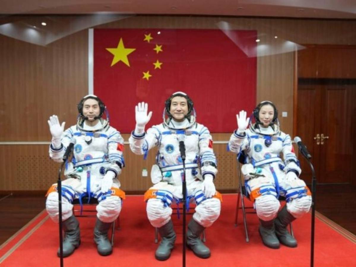 China lanza tres astronautas para misión de seis meses  