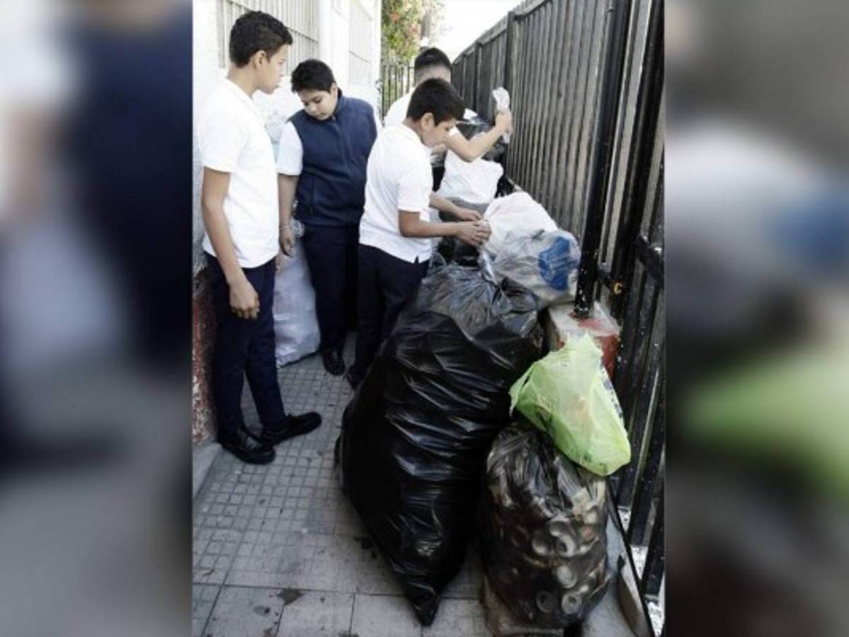 Exitosa venta de materiales reciclados en centro educativo