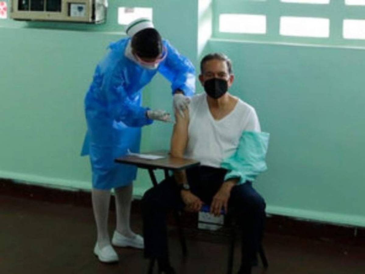 Presidente de Panamá se vacuna tras un 'duro' año de pandemia  