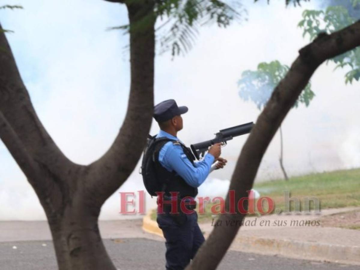 Los policías en el interior de la UNAH. Foto Alex Pérez| EL HERALDO