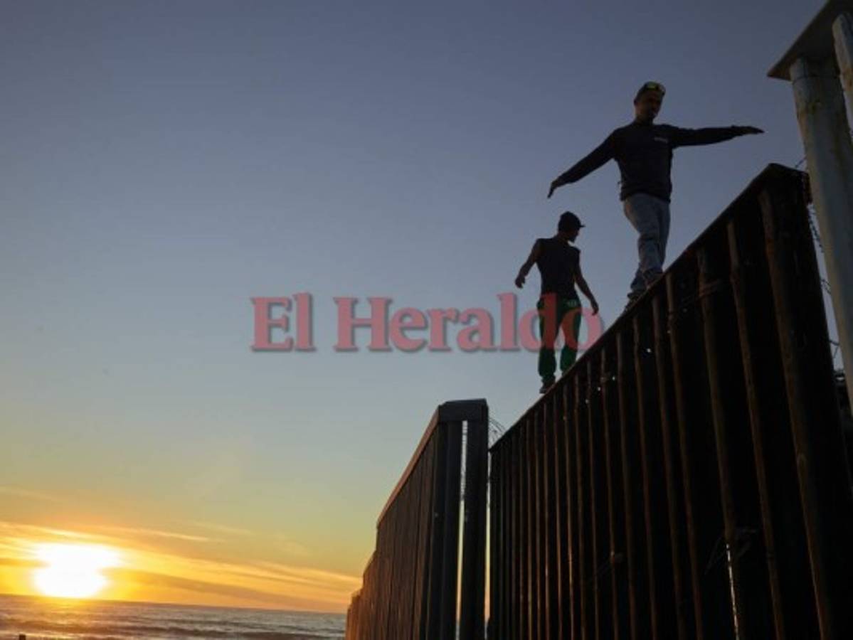 Migrantes llenan albergues en Tijuana, más viajan a frontera