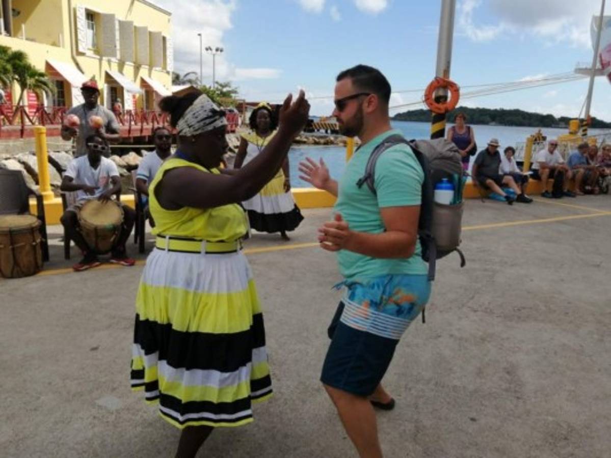 Los turistas fueron recibidos por los isleños.