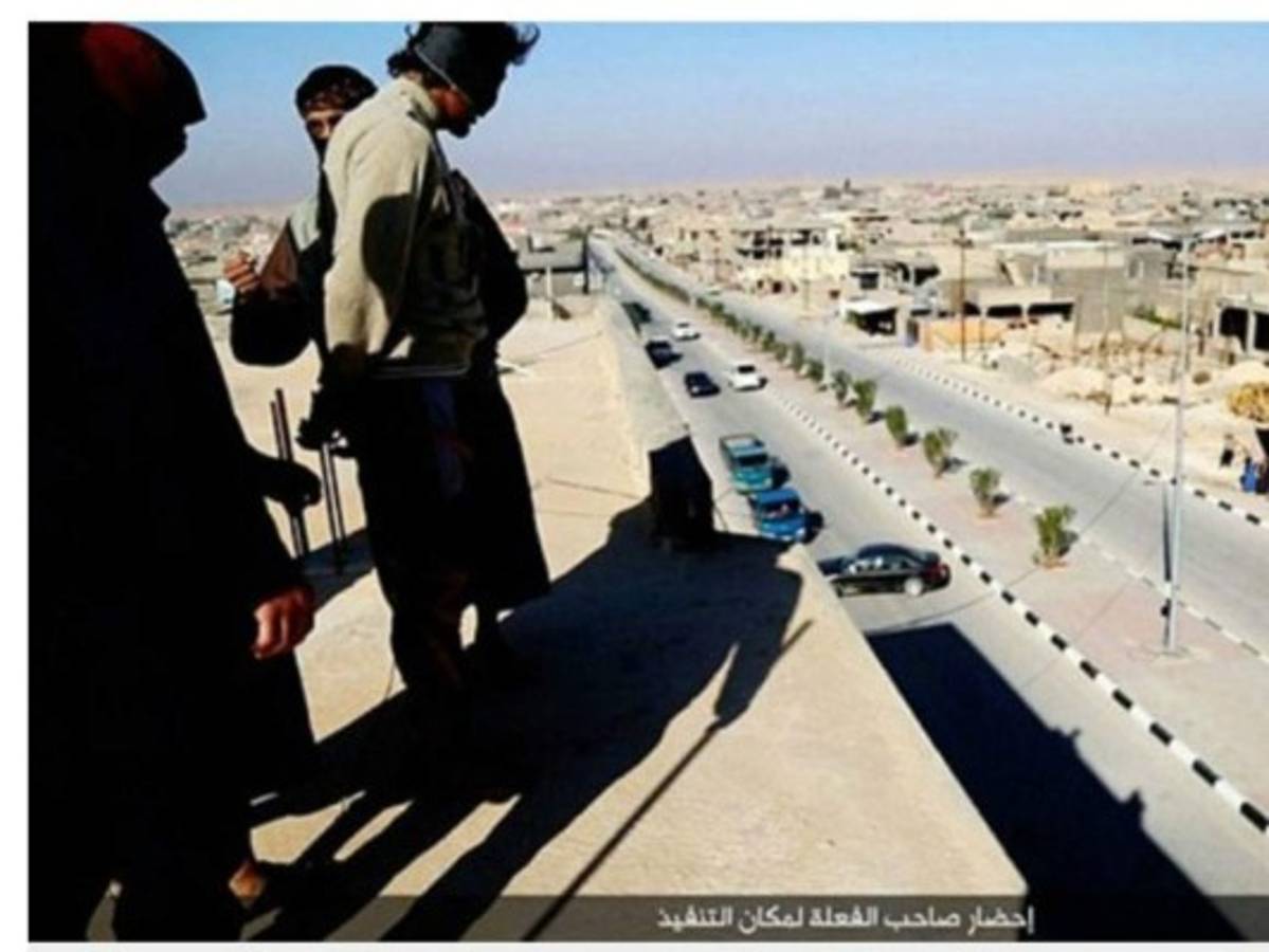 Estado Islámico arroja a homosexual de un edificio