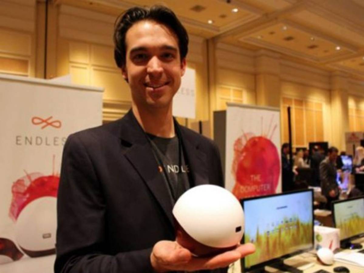 Presentan computadora que cabe en la palma de la mano