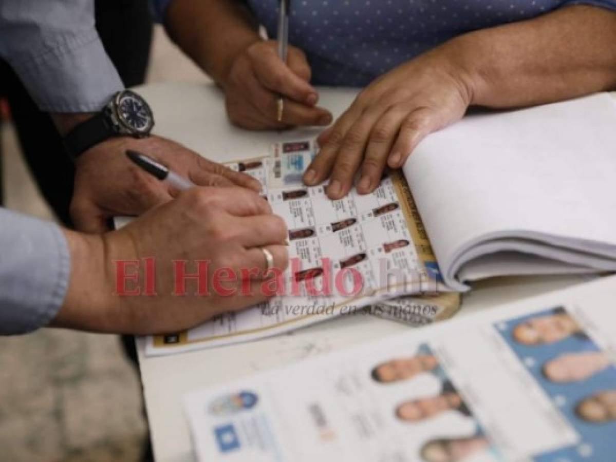 Rodeado de simpatizantes y en total secretividad: Así votó el presidente Hernández en las primarias