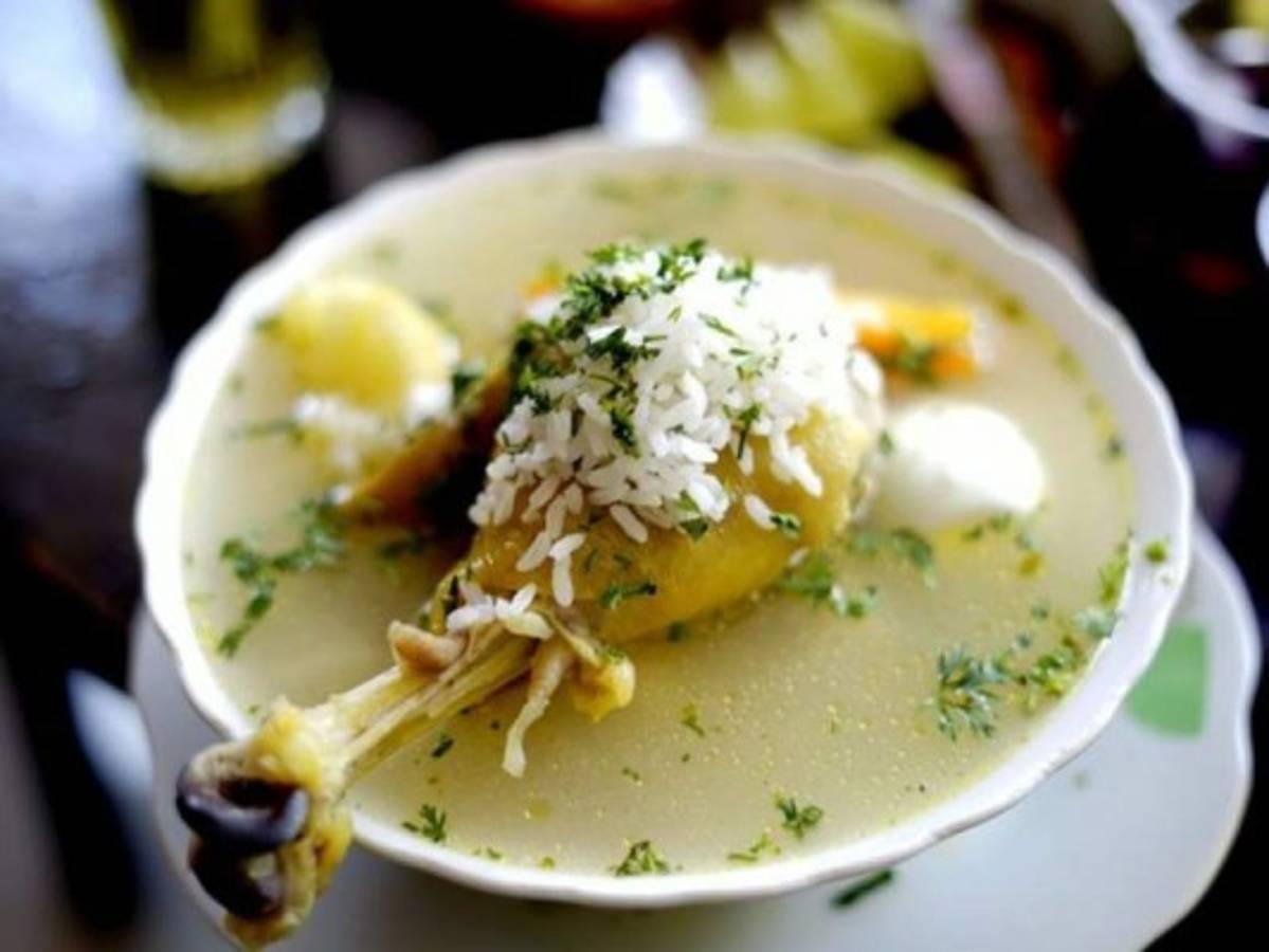 Los expertos recomiendan acompañar cualquier tipo de sopas con carne y no solo el caldo, así se combatirá la resaca efectivamente. Foto: Pixabay