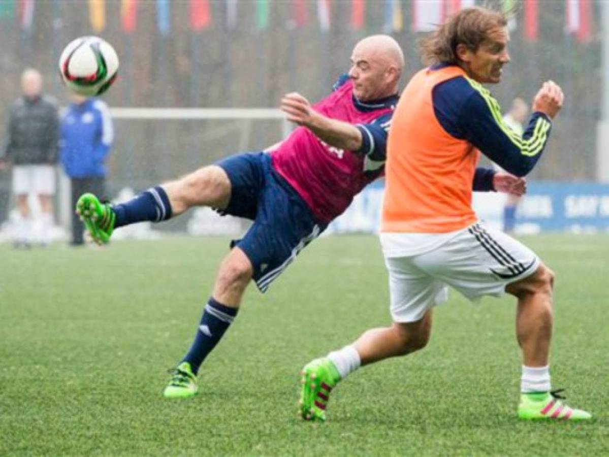 David Suazo comparte un partido de fútbol con el nuevo presidente de la FIFA