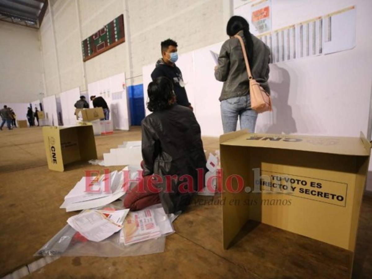 Con las urnas en el suelo se desarrollan las elecciones en la Villa Olímpica (FOTOS)