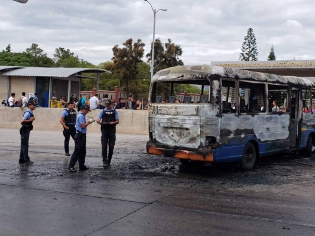 Las autoridades correspondientes llegaron para hacer el levantamiento correspondiente de las pistas que den con los malhechores.